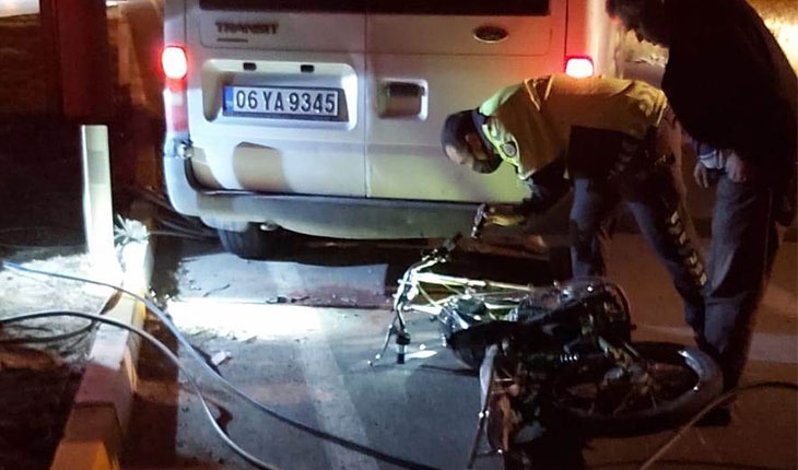 Minibüs ile motosiklet çarpıştı: 2 yaralı