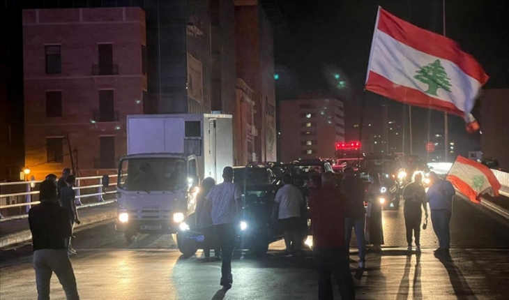 Lübnan'da hayat pahalılığını protesto eden göstericiler pek çok kentte yolları trafiğe kapattı