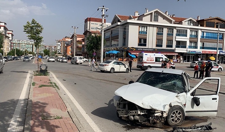 Konya'da iki otomobil kafa kafaya çarpıştı: 3 yaralı