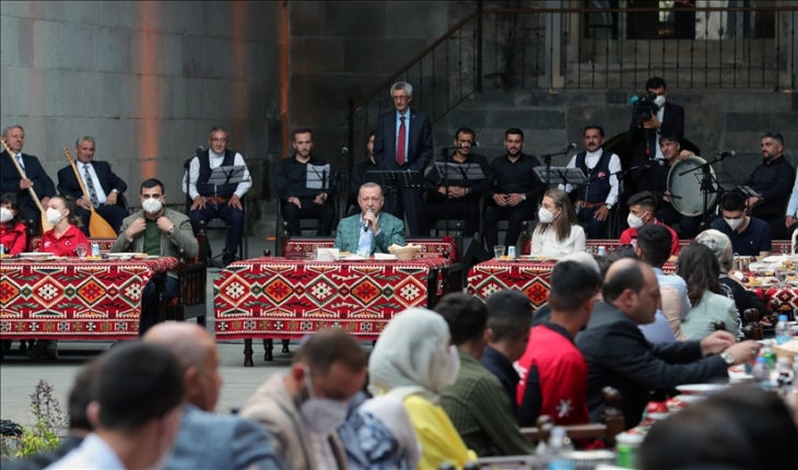 Cumhurbaşkanı Erdoğan Erzurum’da gençlerle buluştu