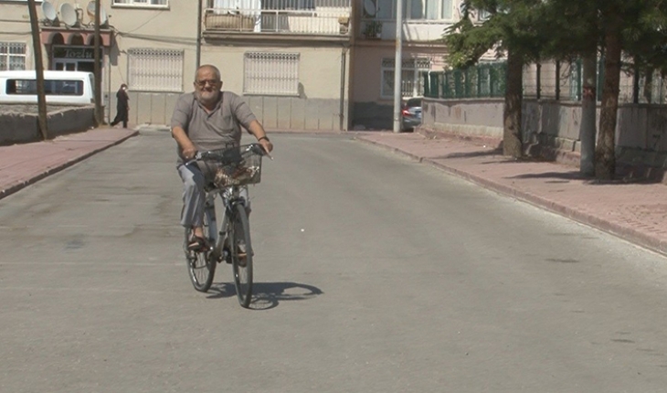 33 yıldır muhtarlık yaptığı mahallenin sokaklarını bisikletiyle geziyor