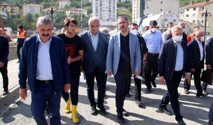 Bakan Kasapoğlu, sel felaketinin yaşandığı Bozkurt’u ziyaret etti