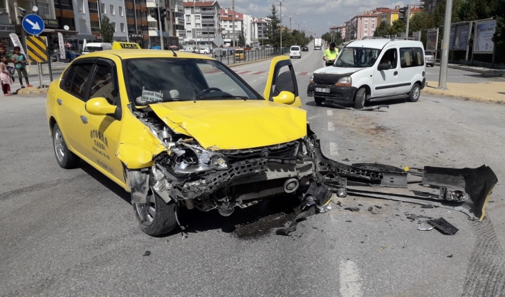 Ticari taksi ile hafif ticari araç çarpıştı: 2 yaralı