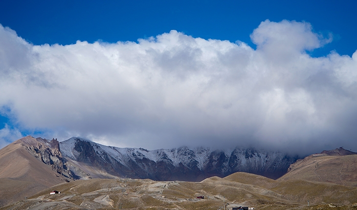 İç Anadolu’nun en yüksek dağı Erciyes’e kar yağdı