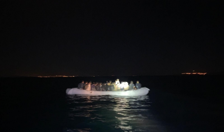 Van Gölü’nde şişme botta 60 düzensiz göçmen yakalandı