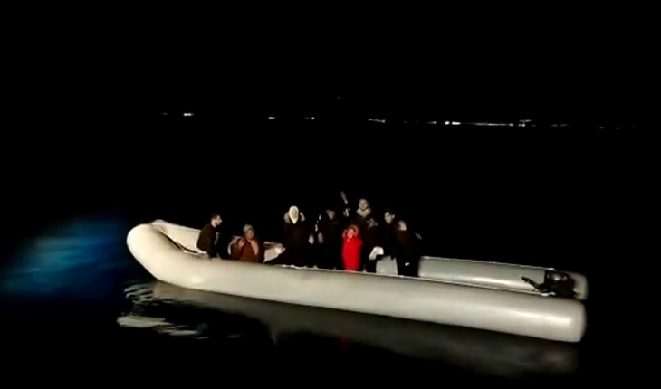 Sürüklenen bottaki göçmenleri Sahil Güvenlik kurtardı