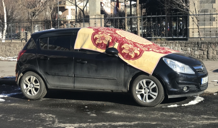 Soğuk nedeniyle vatandaşlar araçlarını battaniyeyle örttü
