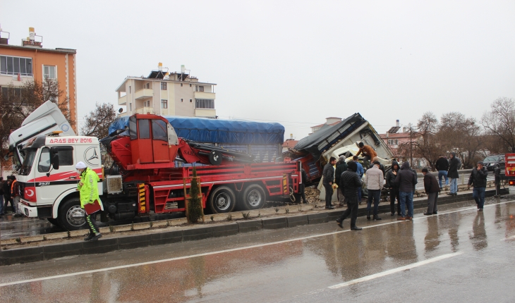 Kırmızı ışıkta bekleyen araçlara kamyon çarptı: 1 yaralı