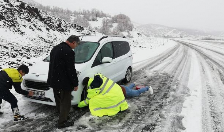 Kar nedeniyle yolda kalan ailenin imdadına polis yetişti