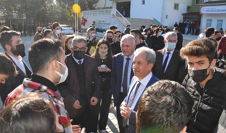 Başkan Akkaya teneffüste öğrencilerle buluştu