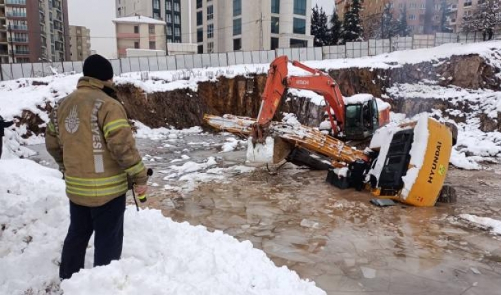 Suya düşen iş makinesinin operatörü hayatını kaybetti