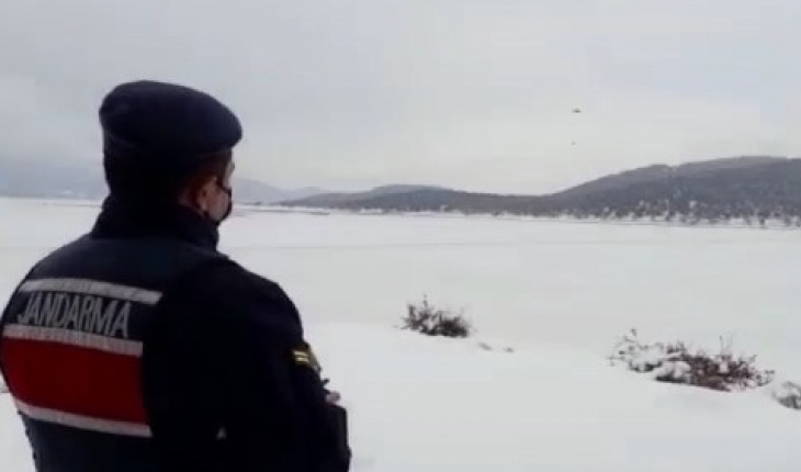Beyşehir Gölü’ndeki adada mahsur kalan besicilere ihtiyaçları drone ile ulaştırıldı