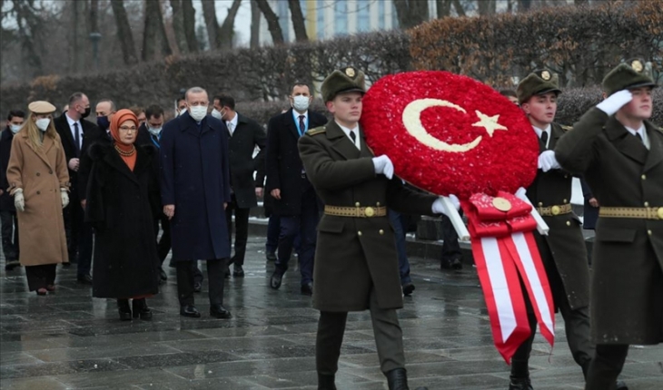 Cumhurbaşkanı Erdoğan Kiev’deki Meçhul Asker Anıtı’nı ziyaret etti