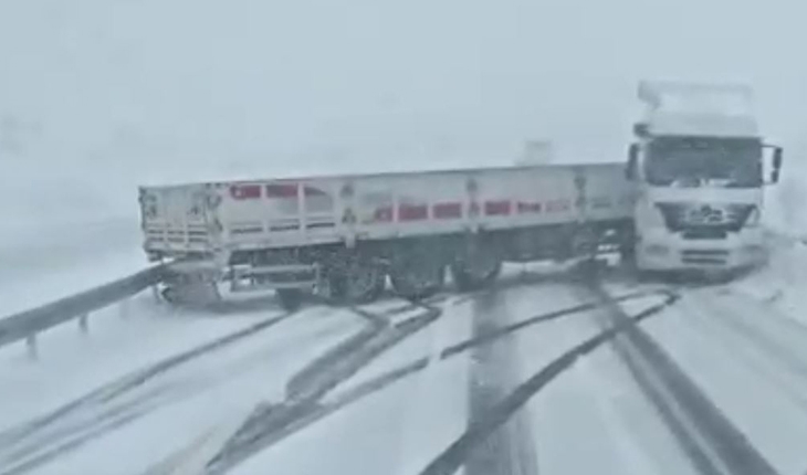 Buz tutan yolda kayan TIR yolu ulaşıma kapattı