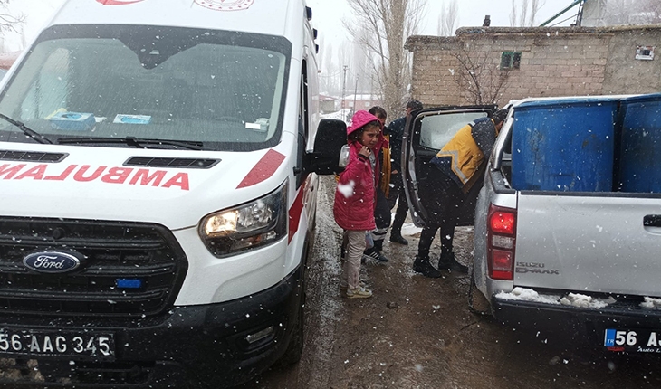 Kar yolları kapattı, ekipler hasta adama 4 saat sonra ulaşabildi