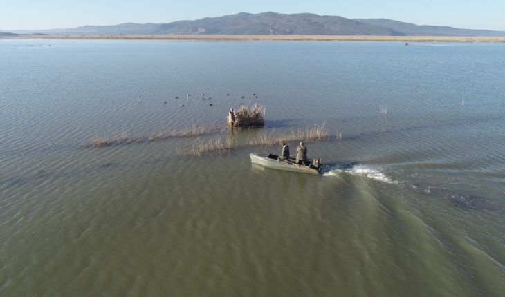Yüzlerce kuş türünün bulunduğu Gala Gölü'nde drone destekli denetim yapıldı