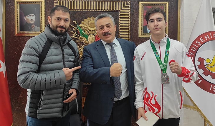 Muay Thai Sporcusu Yıldız’dan Başkan Tutal’a ziyaret