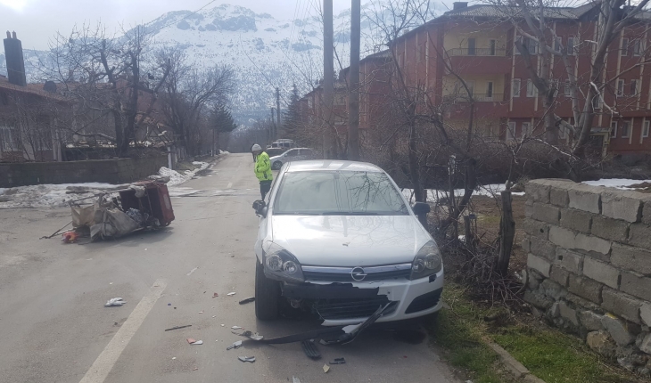 Otomobilin çarptığı elektrikli bisiklet sürücüsü yaralandı