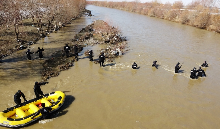Dalgıç polisler Karasu Nehri’nde Yağmur’u aramaya devam ediyor