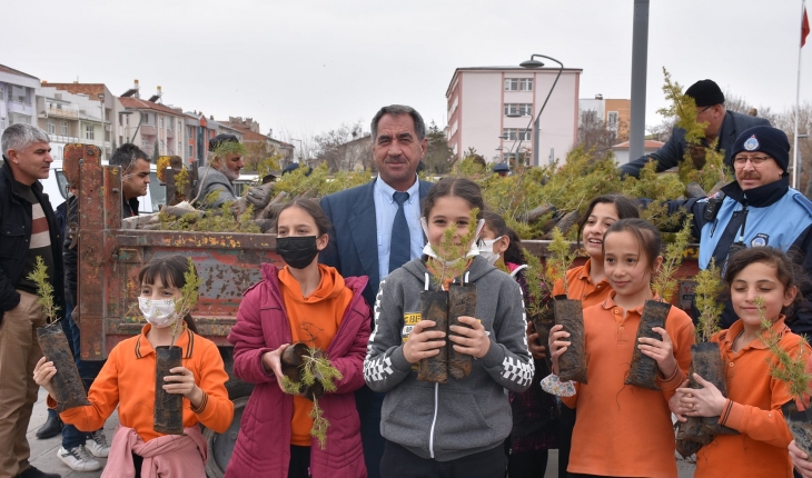 Karapınar'da fidan dağıtımı