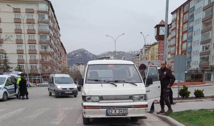 Konya’da minibüsün çarptığı anne ile kızı yaralandı