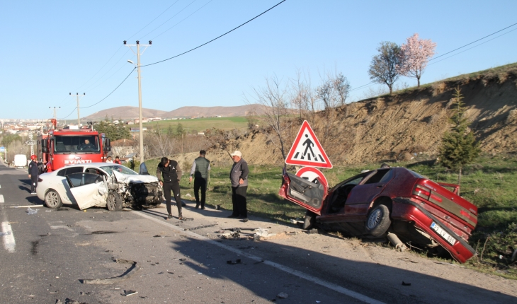 İki otomobil çarpıştı: 1 ölü, 3 yaralı