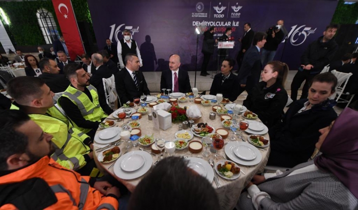 Bakan Karaismailoğlu, TCDD personeli ile iftar yaptı