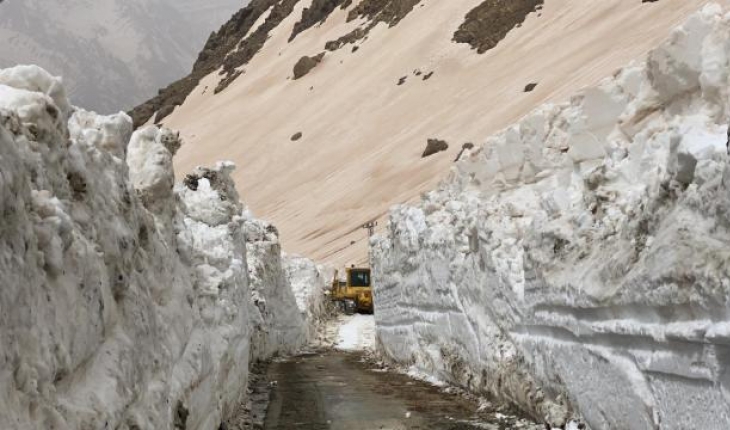 Üs bölgesinde metrelerce karla mücadele sürüyor
