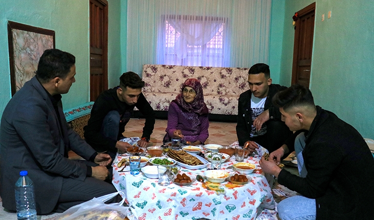 Öğrenciler yaşlı ve yalnız yaşayanların iftar sofralarını şenlendiriyor