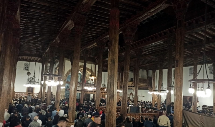 Beyşehir ve Derebucak’ta vatandaşlar camilere akın etti