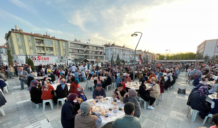 Bakan Kurum Karapınarlılarla iftarda buluştu