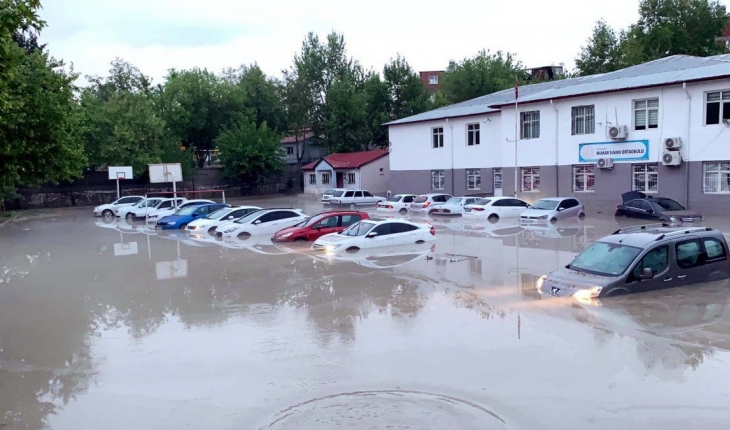 Adıyaman’da sağanakla suya gömülen 40 araç kurtarıldı