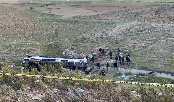 Adana’dan Konya’ya gelen otobüs devrildi: 3 ölü, 41 yaralı