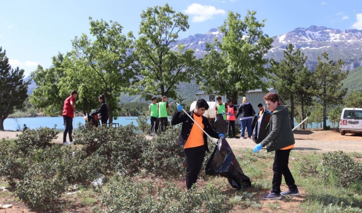 Seydişehir'de lise öğrencileri mesire alanında çevre temizliği yaptı