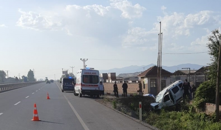 Fabrika duvarına çarpan araçta 1 kişi öldü, 1 kişi yaralandı