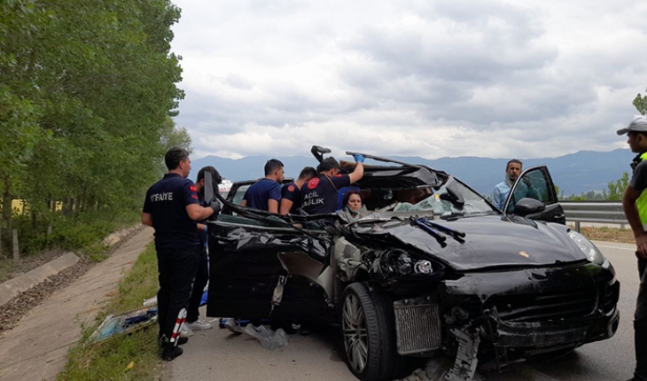 Tıra çarpan otomobildeki çift yaralandı