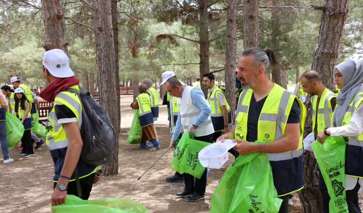 Başkan Kavuş ve gençlerden dünyaya çevre mesajı