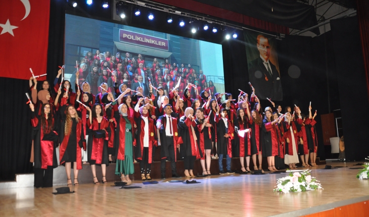 Akşehir'de üniversite öğrencileri mezuniyet sevinci yaşadı