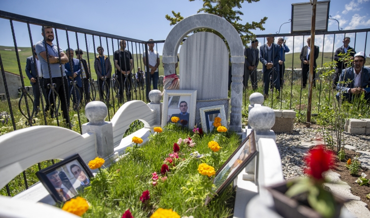 Terör örgütü PKK’nın üç yıl önce katlettiği amca ve yeğeni mezarları başında anıldı