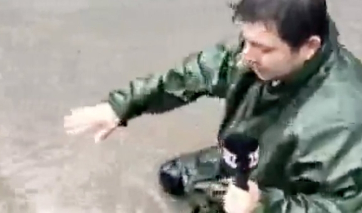 Sel bölgesinde yayın yapan muhabir rögara düştü