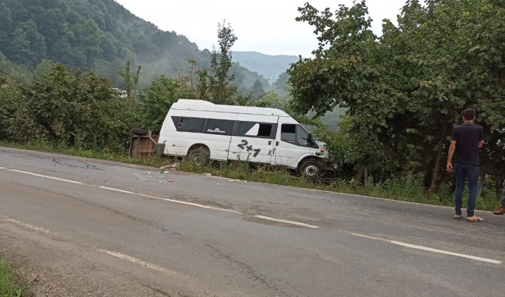 İşçileri taşıyan minibüs kaza yaptı: 13 yaralı