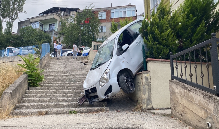 Otomobili ile merdivenlerden inen sürücü, kazayı yara almadan atlattı