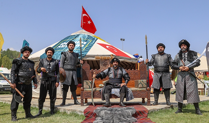 Konya’dan getirilen özel kıyafetlerle Sultan Alparslan’ı temsil ediyorlar