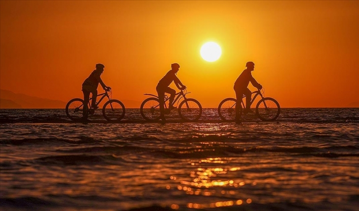 Van Gölü’nde oluşan adacıklarda bisiklet sürerek su seviyesinin düşmesine dikkat çektiler
