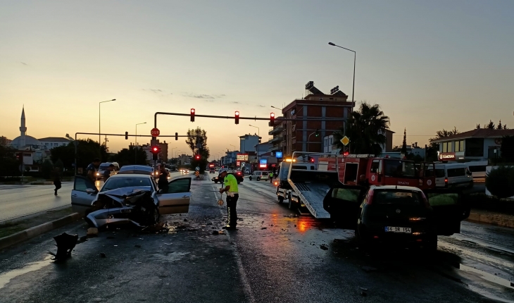2 otomobilin çarpıştığı kazada baba öldü, polis memuru oğlu yaralandı