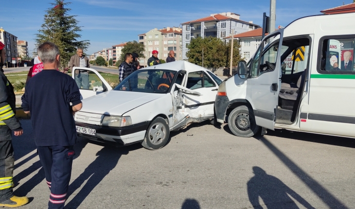 Konya’da minibüs ile otomobil çarpıştı!