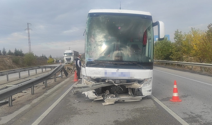 Tırların ve otobüsün karıştığı kazada faciadan dönüldü