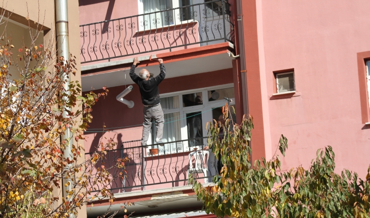 Konya’da aynı ustadan tehlikeli görüntüler: Dün çatı, bugün balkon!