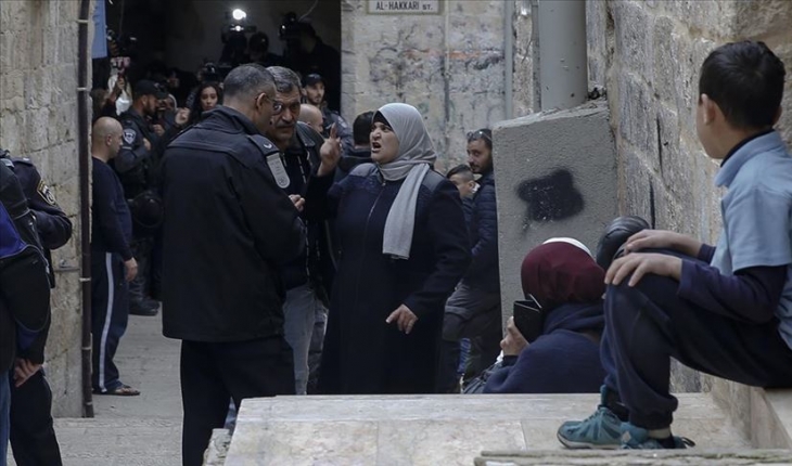 İsrail işgal altındaki Batı Şeria’da Filistinli bir aileyi zorla evinden çıkardı