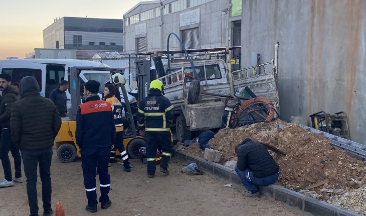 Servis aracının çaptığı kamyonetin altında kalan 2 işçi öldü